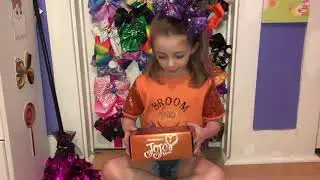 Meggy opening the October 2020 JoJo Siwa Bow Box!
