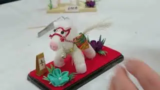 フラワーパーク江南で繭の素材を使用して、今年の干支の馬作りを体験しました。