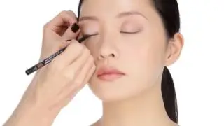 219 Lisa Eldridge reveals LES 4 OMBRES   CHANEL