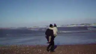 Thea und Papa am Strand (Winter)