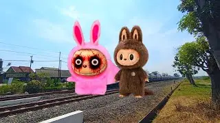 Labubu Viral  di Kereta Api  di Perlintasan Kereta Api