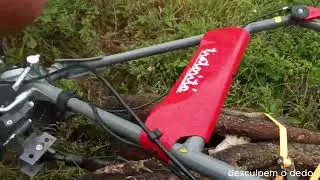 Concerto da cerca, puxando estacas com o tratorito Branco