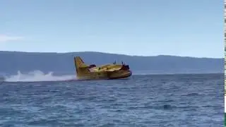 Kanader uzima vodu pred turistima u Podgori