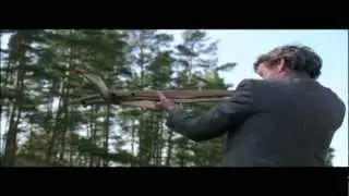 Martin Timell testar ett svenskt armborst