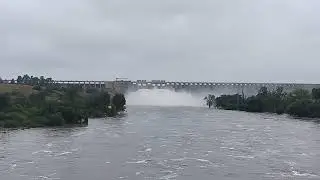Vaaldam 5 sluice gates open 
