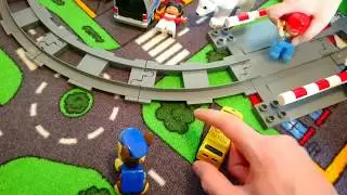 Железнодорожный переезд и Duplo. Fun поезда и игрушки.
