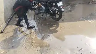 Motorcycle ki service station par washing karai hai#vlogging#video#machine#vlogs subscribe kare 🙏🙏🙏🙏