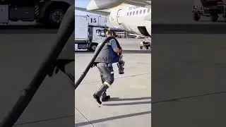 Hey, you want to know how they refuel a Boeing 737 ? #plane #refueling #boeing737 #boeing