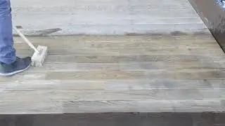 Terrassenpflege Schritt 2/4: Schrubben mit B&uuml;rste