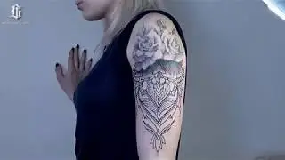 Добавили к розам орнамент.The ornament was added to the roses.
