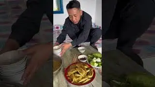 东北农村生活，我家新成员一宿不让我们睡觉，半夜给他俩搬家，农村大铁锅烙韭菜盒子酸菜汤！#新农人计划2023 #三农 #记录真实生活 #旧房改造 #我的乡村生活 @抖音小助手