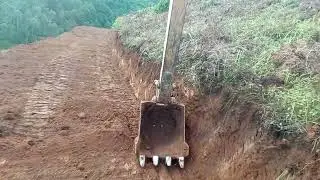 Máy xúc mở đường