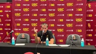 Эрик Массельман выступает перед СМИ после поражения команды USC MBB от команды Washington со счет...