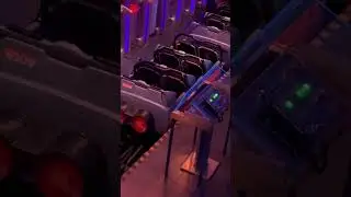 Тестирование на жирность на Space Mountain в Диснейленде в Калифорнии для посетителей plus-size