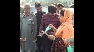 Anti smug campaign Deputy Commissioner Lahore distributed mask and pamphlets to citizens