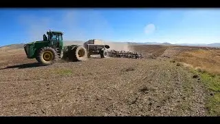 Посев красной пшеницы крупным трактором