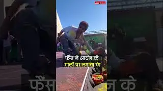 Kartik Aaryan ने अमेरिका में जमकर खेली Holi
