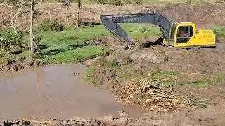 Escavadeira volvo 22 toneladas fazendo a&ccedil;ude para cria&ccedil;&atilde;o de carpas