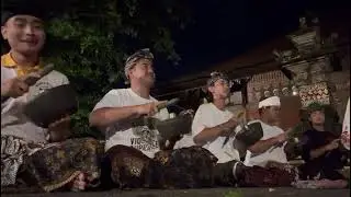gladi menggunakan baju putih, tapi saya menggunakan baju hitam wkwk