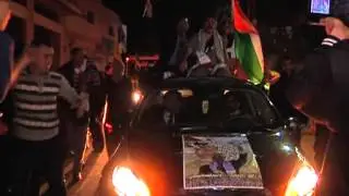 راضي صلاح   كاميرا معا تتابع لحظة الافراج عن الاسير غنيمات مكن بلدة صوريف  30 10 2013