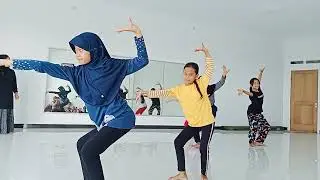 Latihan tari Bandrong ing cilegon
di sanggar puspa Arum Cilegon