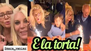 MARA VENIER spegne le candeline col nipote Iaio e Nicola Carraro..dopo una cena preparata da lei ❤️