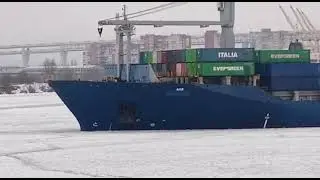 Saint Petersburg's port ❤️.  #merchantnavy #sea #ship #russia #saint