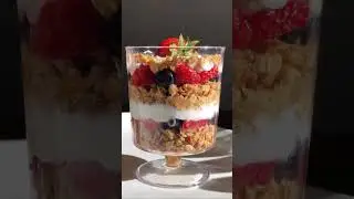 This yogurt and fruit parfait recipe makes a delicious and healthy breakfast, snack, or dessert! 🍓