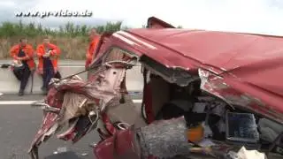27.08.2013 - Bad Rappenau A 6: VW-Bus prallt auf Sattelzug - Fahrer in  Lebensgefahr