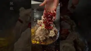 Dig some wild vegetables on the mountain in winter and make a hot pot with fresh tube bone