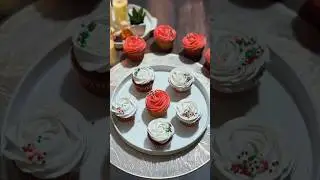 When red velvet meets rose frosting ❤️🤍#redvelvetcupcakes#rosecupcakes#whippedcreamfrosting#cupcake