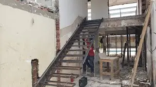 escada flutuante metálica