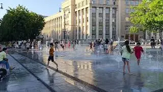 Дети в фонтане 😃⛲😊