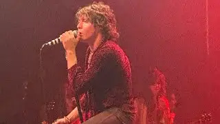 Hands by Barns Courtney at HOB Anaheim on August 31, 2024. #barnscourtney