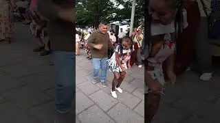 Bailando  saltadito  en Plaza Libertad de San Salvador