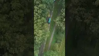 VAN HET PAD dronebeelden bruiloft | aankomst Land Rovers