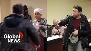 Члена палаты представителей Ильхан Омар обрызгали неизвестным веществом, мужчину повалили на земл...