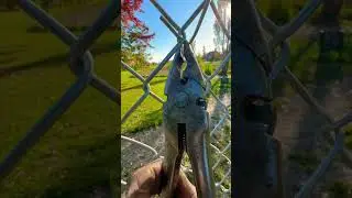 Как правильно закрепить сетку-рабицу ⛓️ для забора #забор #строитель #безопасность