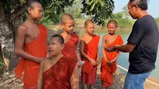 លោកពូ សារ៉េត វ៉ន និងភរិយា ( USA ) ប្រគេនបច្ច័យសាមណេរតូចៗគង់នៅវត្តរហាត់ទឹក