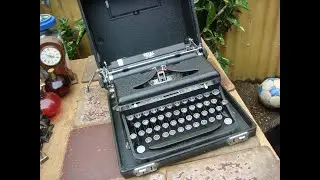 VINTAGE OLD ANTIQUE PORTABLE  ROYAL TYPEWRITTER  / TYPEWRITER