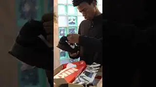 Никита распаковывает пару Nike The 10: Nike Air Max 90 &ldquo;Off-White - Black&rdquo; 🖤