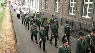 Schützenfest in der Zollfeste Zons: Oberstehrenabend auf der Rheinstraße in der Altstadt.