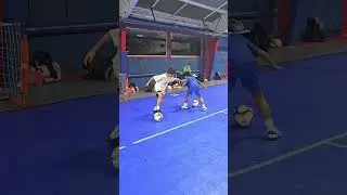 HOW TO IMPROVE IN FOOTBALL FUTSAL - 1v1 vs opponent while protecting ball