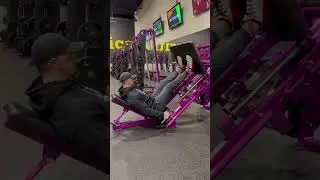 Planet Fitness - жим ногами со скользящими дисками и голосовым сопровождением.
