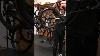 DARF MAN CARBON RAHMEN EINSPANNEN? JA ODER NEIN? #fahrradwerkstatt #bikingisawesome #bikelover