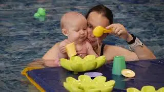 Baby- peuterinstuif in het instructiebad van Golfbad Oss