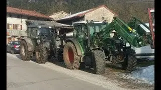 Fendt 211 vario stacking straw bales