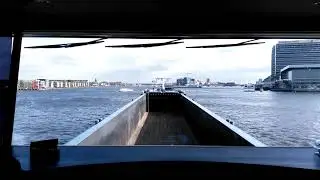 Pleziervaart toch voorlangs en in dode hoek binnenvaartschip.