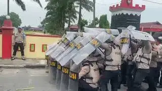 Simulasi pengamanan unjuk rasa menjelang May Day 2025 Brimob Batalyon B Sumut.