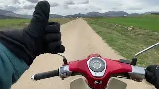 Off road en Honda Super Cub 125 / meme old style